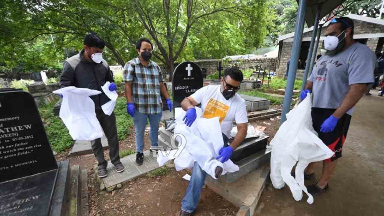 ಕೊರೊನಾದಿಂದ ಮೃತಪಟ್ಟವರ ಉಚಿತ ಶವಸಂಸ್ಕಾರಕ್ಕೆ ಮುಂದಾದ ‘ದೇವದೂತರು’ ಕೊರೊನಾದಿಂದ ಮೃತಪಟ್ಟವರ ಉಚಿತ ಶವಸಂಸ್ಕಾರಕ್ಕೆ ಮುಂದಾದ ‘ದೇವದೂತರು’