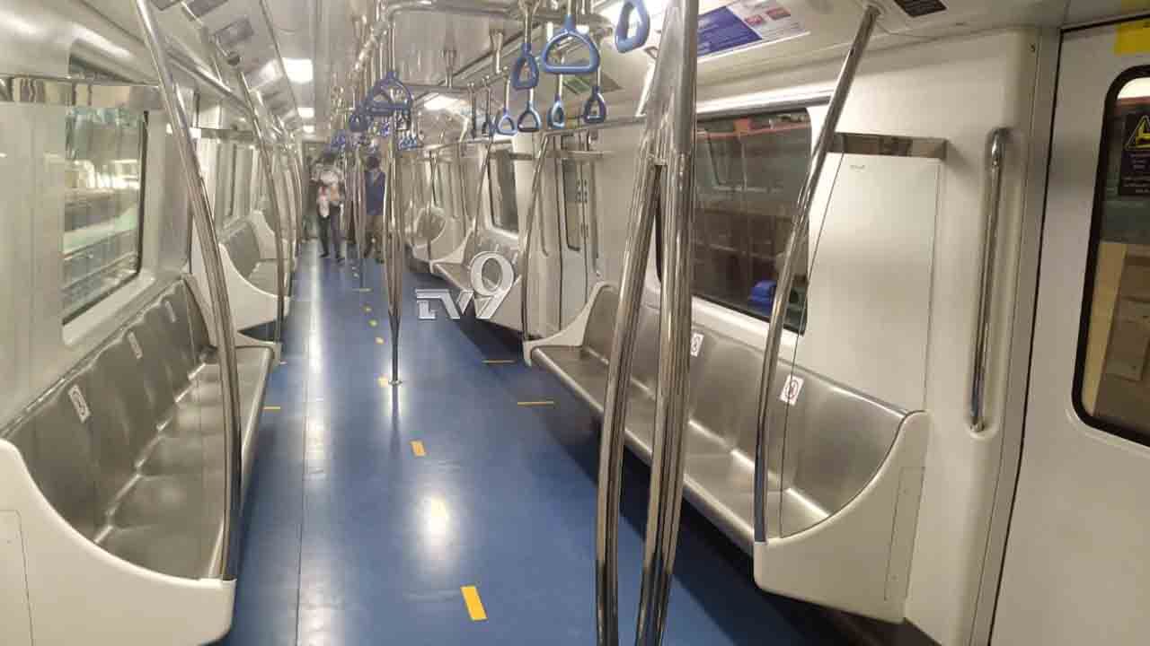Namma Metro: ಕೋವಿಡ್ ವೀಕೆಂಡ್ ಕರ್ಫ್ಯೂ; ಶುಕ್ರವಾರ ಸಂಜೆ 6 ಗಂಟೆಯಿಂದಲೇ ನಮ್ಮ ಮೆಟ್ರೋ ರೈಲು ಸ್ಥಗಿತ Namma Metro: ಕೋವಿಡ್ ವೀಕೆಂಡ್ ಕರ್ಫ್ಯೂ; ಶುಕ್ರವಾರ ಸಂಜೆ 6 ಗಂಟೆಯಿಂದಲೇ ನಮ್ಮ ಮೆಟ್ರೋ ರೈಲು ಸ್ಥಗಿತ