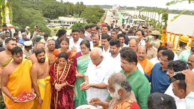 ಗೌರಿ ಹಬ್ಬದಂದು ಕಾವೇರಿ ಮಾತೆಗೆ ಸಿಎಂ BS ಯಡಿಯೂರಪ್ಪ ಬಾಗಿನ