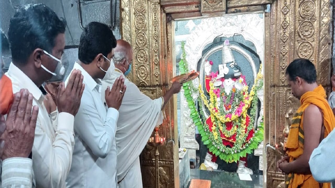 BSYಗೆ ಕೊರೊನಾ: ಹುಚ್ಚರಾಯಸ್ವಾಮಿಗೆ ವಿಶೇಷ ಪೂಜೆ, ಯಾರಿಂದ? BSYಗೆ ಕೊರೊನಾ: ಹುಚ್ಚರಾಯಸ್ವಾಮಿಗೆ ವಿಶೇಷ ಪೂಜೆ, ಯಾರಿಂದ?