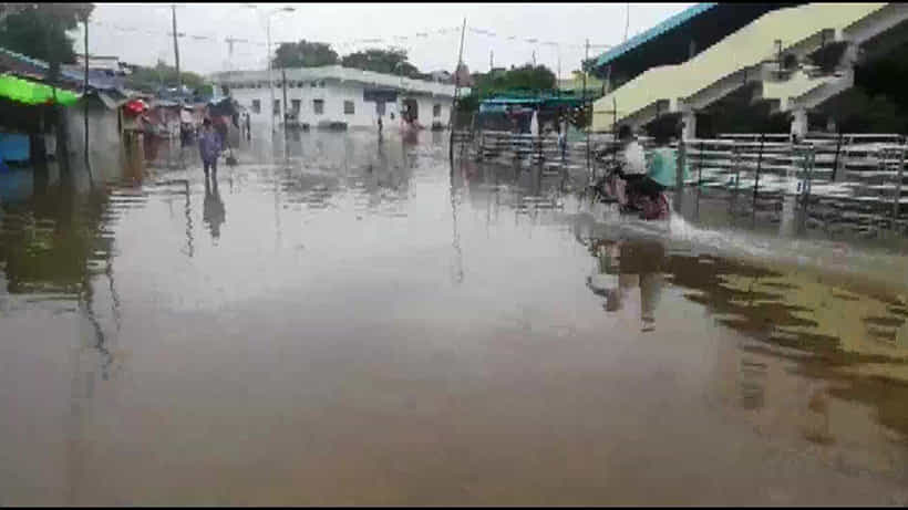 ಭಾರೀ ಮಳೆಗೆ ತೆಲಂಗಾಣದ ಭದ್ರಾಚಲಮ್ ನಗರದ ತುಂಬೆಲ್ಲಾ ನೀರೇ ನೀರು!