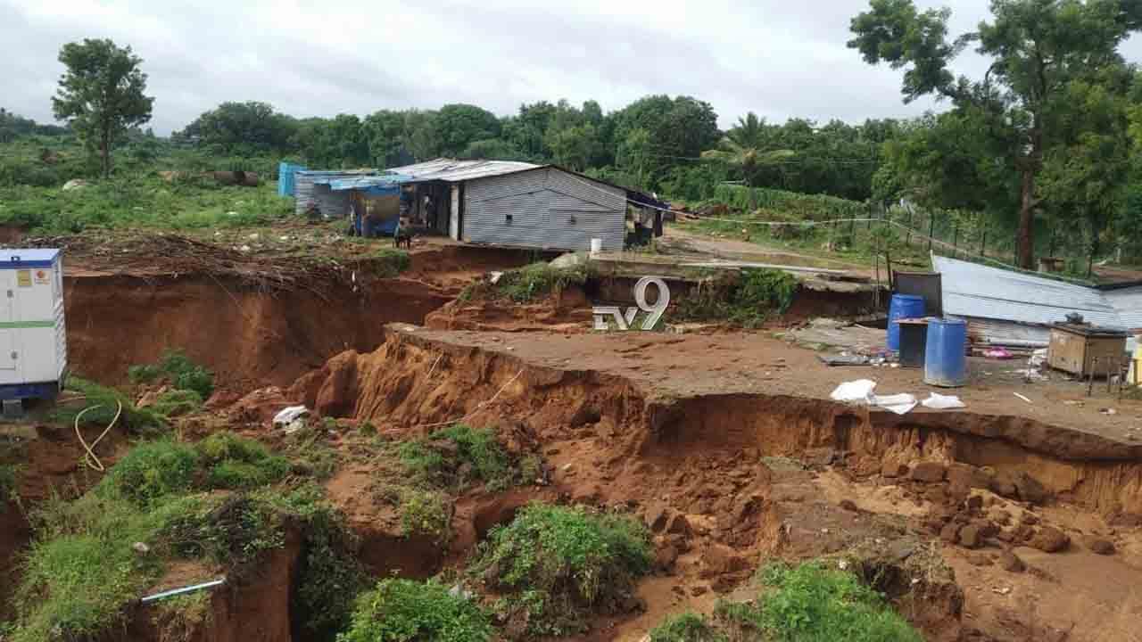 ಗೌರಿಬಿದನೂರಿನಲ್ಲಿ ವರುಣನ ಆರ್ಭಟ: ನಗರ ಜಲಾವೃತ, ಕುಸಿದ ಜಂತಿಗೆ ಮನೆಗಳು ಗೌರಿಬಿದನೂರಿನಲ್ಲಿ ವರುಣನ ಆರ್ಭಟ: ನಗರ ಜಲಾವೃತ, ಕುಸಿದ ಜಂತಿಗೆ ಮನೆಗಳು