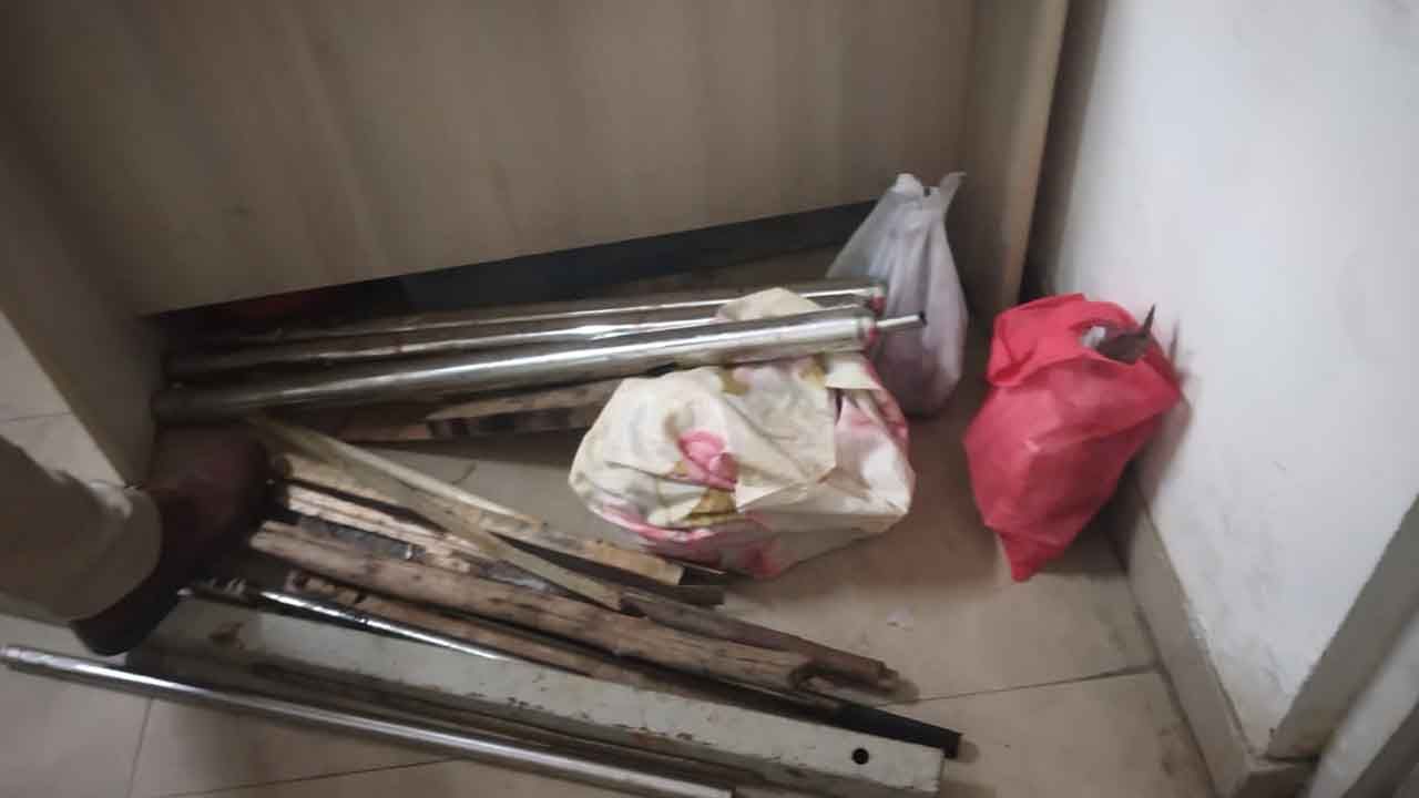 SDPI ಕಚೇರಿ ಮೇಲೆ ದಾಳಿ, ರೆಡ್ಹ್ಯಾಂಡ್ ಆಗಿ ಸಿಕ್ಕಿಬಿದ್ರು 8 ಮಂದಿ SDPI ಕಚೇರಿ ಮೇಲೆ ದಾಳಿ, ರೆಡ್ಹ್ಯಾಂಡ್ ಆಗಿ ಸಿಕ್ಕಿಬಿದ್ರು 8 ಮಂದಿ