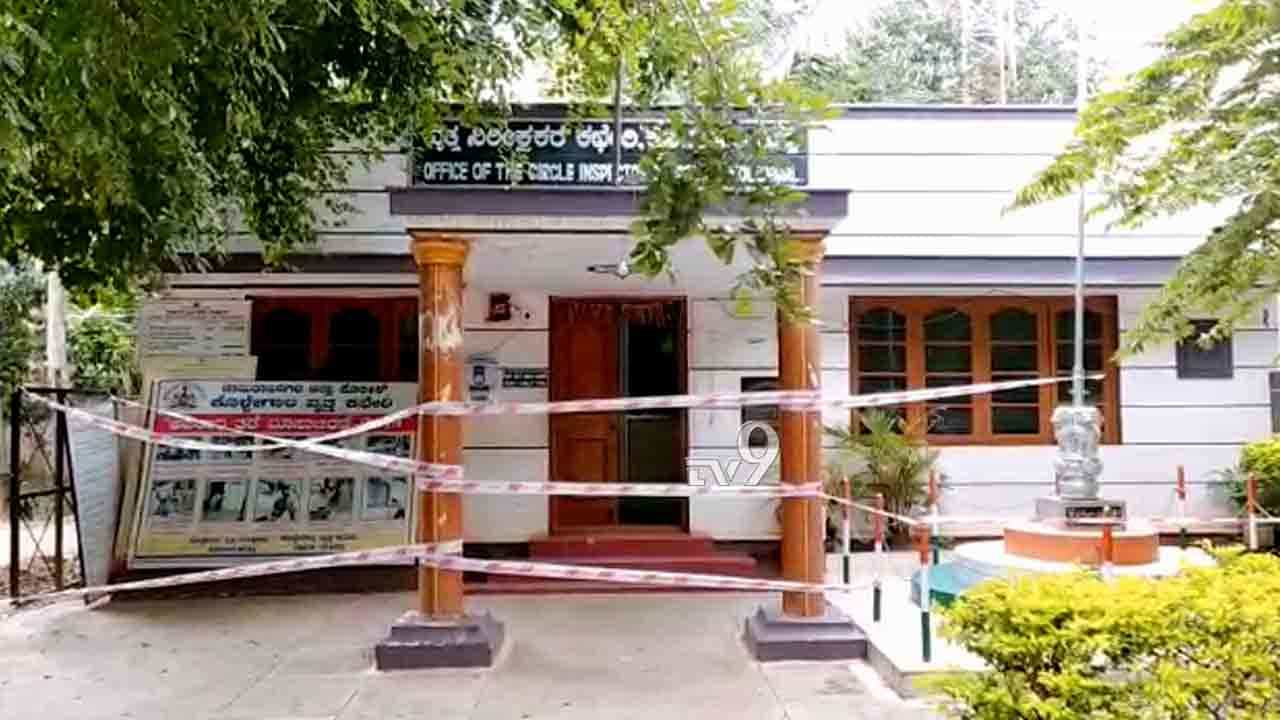 ಅತ್ಯಾಚಾರದ ಕೇಸ್ ದಾಖಲಿಸಲು ಬಂದ ಸಂತ್ರಸ್ತೆಯಿಂದ ಖಾಕಿಗೆ ಕೊರೊನಾ, ಎಲ್ಲಿ? ಅತ್ಯಾಚಾರದ ಕೇಸ್ ದಾಖಲಿಸಲು ಬಂದ ಸಂತ್ರಸ್ತೆಯಿಂದ ಖಾಕಿಗೆ ಕೊರೊನಾ, ಎಲ್ಲಿ?