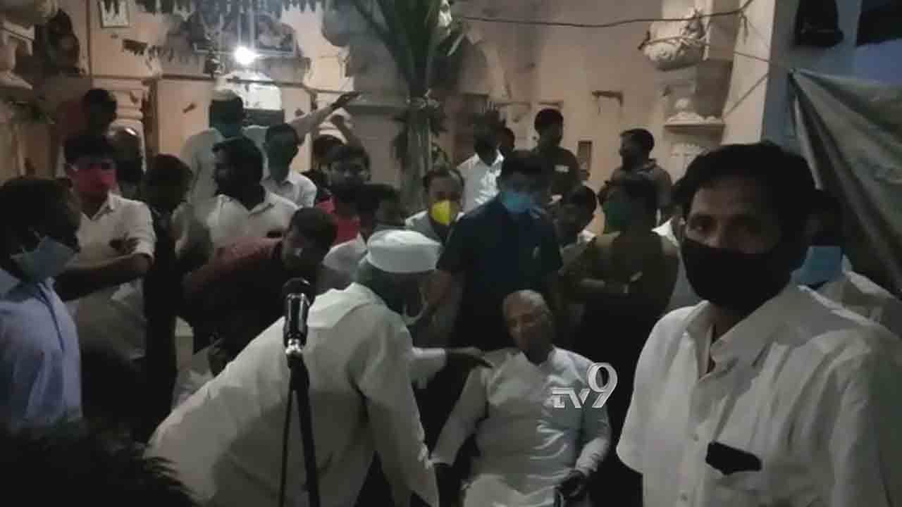 ಇಷ್ಟು ದಿನ ಬಾರದವರು ಈಗ ಯಾಕ್ರೀ ಬಂದ್ರೀ? ಸಚಿವರಿಗೆ ಹಿಗ್ಗಾಮುಗ್ಗಾ ಕ್ಲಾಸ್ ಇಷ್ಟು ದಿನ ಬಾರದವರು ಈಗ ಯಾಕ್ರೀ ಬಂದ್ರೀ? ಸಚಿವರಿಗೆ ಹಿಗ್ಗಾಮುಗ್ಗಾ ಕ್ಲಾಸ್