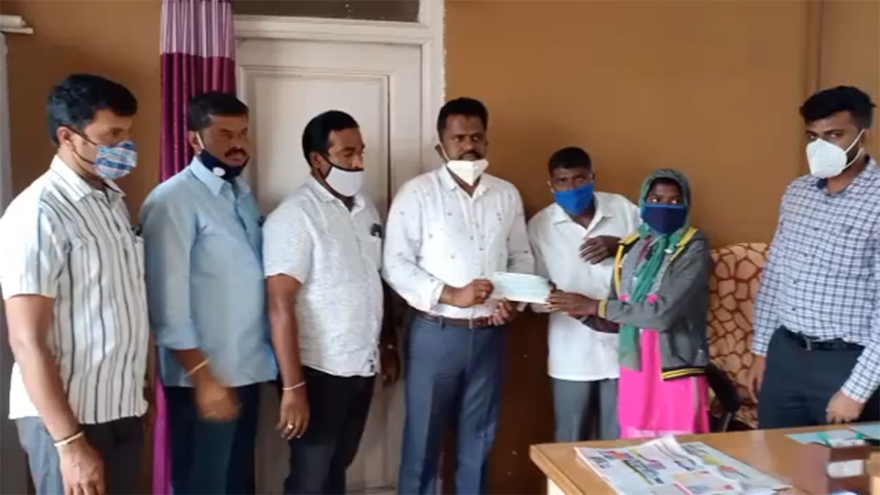 ಮಾತು ತಪ್ಪಿದ ಬಿಎಸ್ವೈ ಸರ್ಕಾರ, ಘೋಷಿಸಿದ್ದು ರೂ.15 ಲಕ್ಷ, ಕೊಟ್ಟಿದ್ದು 5 ಮಾತ್ರ ಮಾತು ತಪ್ಪಿದ ಬಿಎಸ್ವೈ ಸರ್ಕಾರ, ಘೋಷಿಸಿದ್ದು ರೂ.15 ಲಕ್ಷ, ಕೊಟ್ಟಿದ್ದು 5 ಮಾತ್ರ