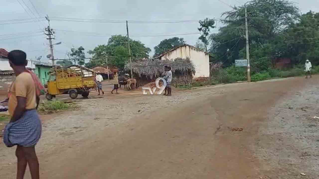 ಕುಡಿದ ಅಮಲಿನಲ್ಲಿ ಹಲ್ಲೆ: 3 ಯುವಕರಿಗೆ ಗ್ರಾಮಸ್ಥರಿಂದ ಧರ್ಮದೇಟು, ಎಲ್ಲಿ? ಕುಡಿದ ಅಮಲಿನಲ್ಲಿ ಹಲ್ಲೆ: 3 ಯುವಕರಿಗೆ ಗ್ರಾಮಸ್ಥರಿಂದ ಧರ್ಮದೇಟು, ಎಲ್ಲಿ?
