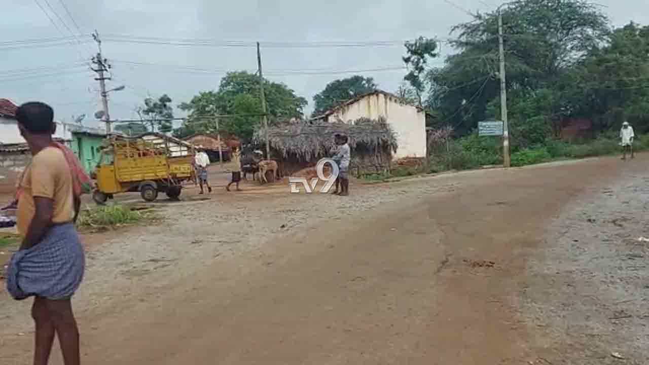 ಕುಡಿದ ಅಮಲಿನಲ್ಲಿ ಹಲ್ಲೆ: 3 ಯುವಕರಿಗೆ ಗ್ರಾಮಸ್ಥರಿಂದ ಧರ್ಮದೇಟು, ಎಲ್ಲಿ? ಕುಡಿದ ಅಮಲಿನಲ್ಲಿ ಹಲ್ಲೆ: 3 ಯುವಕರಿಗೆ ಗ್ರಾಮಸ್ಥರಿಂದ ಧರ್ಮದೇಟು, ಎಲ್ಲಿ?