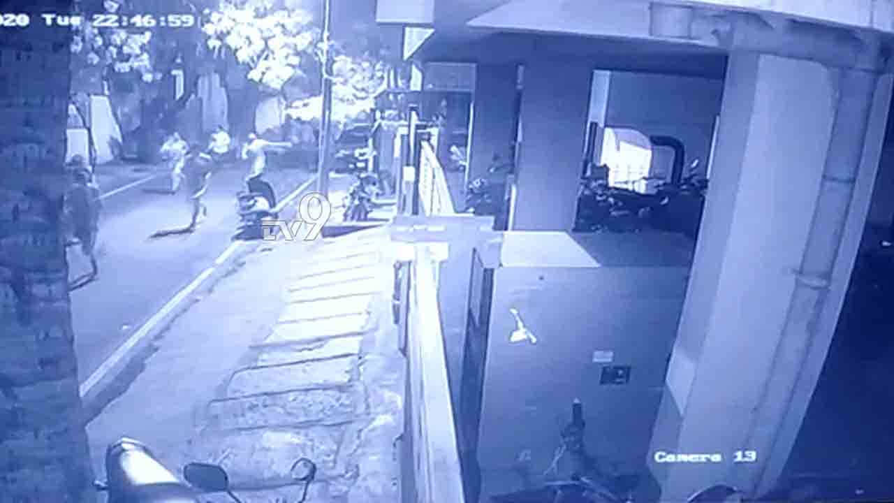 ಹಗ್ಗ ಕೊಟ್ಟು ಕೈಕಟ್ಟಿಸಿಕೊಂಡ್ರು! ಆರೋಪಿಗಳೇ ಚಿತ್ರೀಕರಿಸಿದ ವಿಡಿಯೋದಿಂದ ಒಬ್ಬೊಬ್ಬರಾಗಿ ಸಿಕ್ಕಿಬಿದ್ರು! ಹಗ್ಗ ಕೊಟ್ಟು ಕೈಕಟ್ಟಿಸಿಕೊಂಡ್ರು! ಆರೋಪಿಗಳೇ ಚಿತ್ರೀಕರಿಸಿದ ವಿಡಿಯೋದಿಂದ ಒಬ್ಬೊಬ್ಬರಾಗಿ ಸಿಕ್ಕಿಬಿದ್ರು!