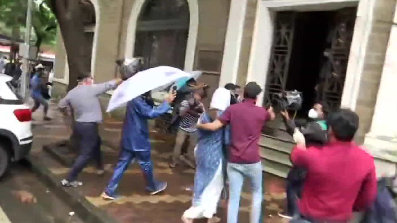 ಸುಶಾಂತ್ ಸಿಂಗ್ ರಜಪೂತ್ ಸಾವು: EDಯಿಂದ ಬಾಲಿವುಡ್ ನಟಿ ರಿಯಾ ವಿಚಾರಣೆ ಸುಶಾಂತ್ ಸಿಂಗ್ ರಜಪೂತ್ ಸಾವು: EDಯಿಂದ ಬಾಲಿವುಡ್ ನಟಿ ರಿಯಾ ವಿಚಾರಣೆ
