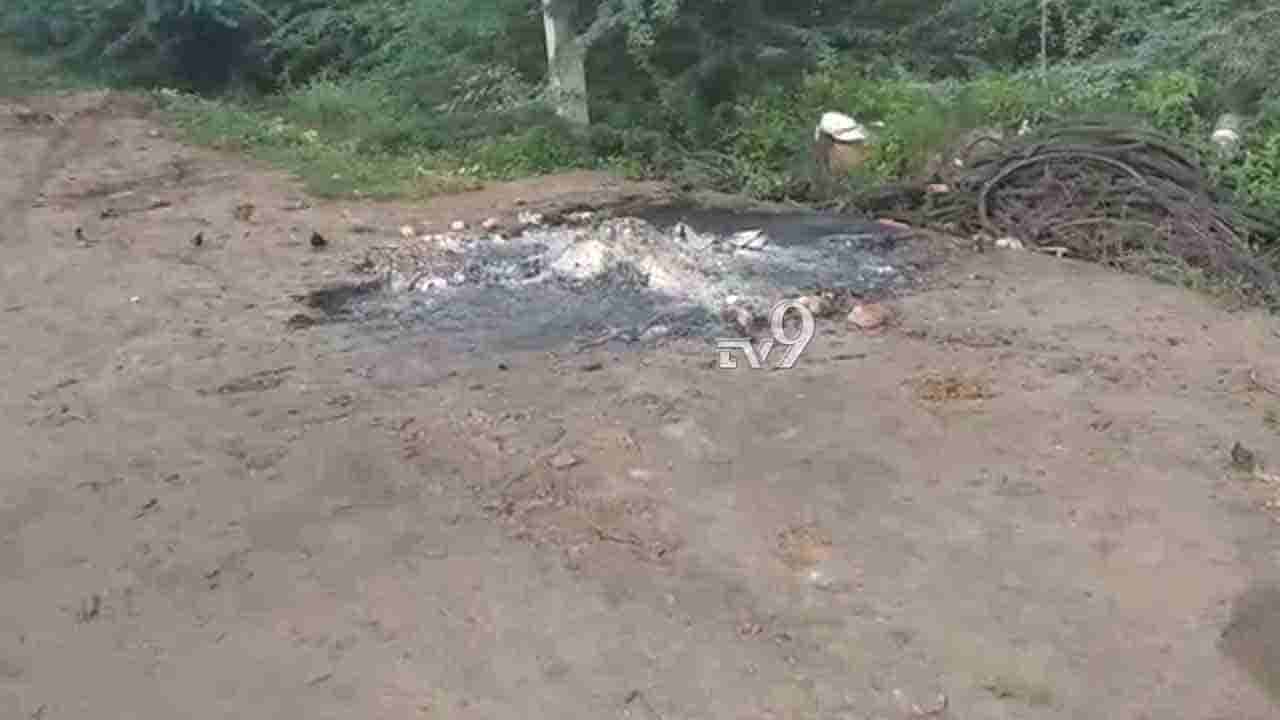 ಮಸಣ ಜಲಾವೃತವಾಗಿದ್ದಕ್ಕೆ ರಸ್ತೆ ಬದಿಯಲ್ಲೇ ಅಂತ್ಯಕ್ರಿಯೆ ನೆರವೇರಿಸಿದ ಸಂಬಂಧಿಕರು