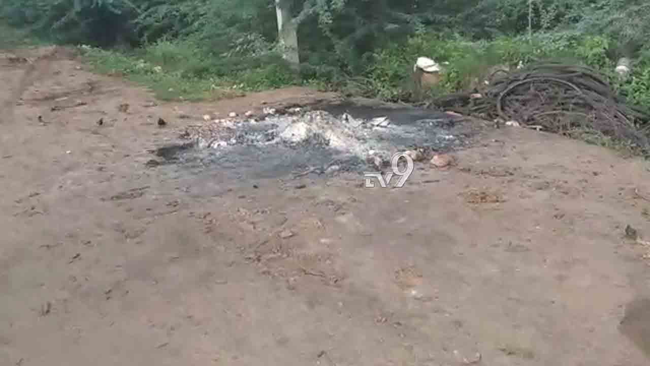 ಮಸಣ ಜಲಾವೃತವಾಗಿದ್ದಕ್ಕೆ ರಸ್ತೆ ಬದಿಯಲ್ಲೇ ಅಂತ್ಯಕ್ರಿಯೆ ನೆರವೇರಿಸಿದ ಸಂಬಂಧಿಕರು ಮಸಣ ಜಲಾವೃತವಾಗಿದ್ದಕ್ಕೆ ರಸ್ತೆ ಬದಿಯಲ್ಲೇ ಅಂತ್ಯಕ್ರಿಯೆ ನೆರವೇರಿಸಿದ ಸಂಬಂಧಿಕರು