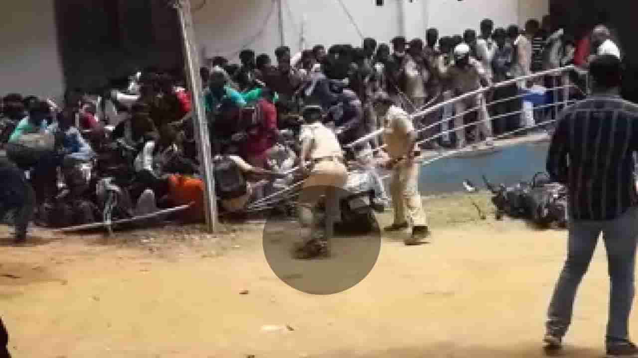 ಪದವಿ ಪ್ರವೇಶಾತಿಗೆ ನೂಕುನುಗ್ಗಲು, ಒಬ್ಬರ ಮೇಲೊಬ್ಬರು ಬಿದ್ದು ವಿದ್ಯಾರ್ಥಿಗಳಿಗೆ ಗಾಯ