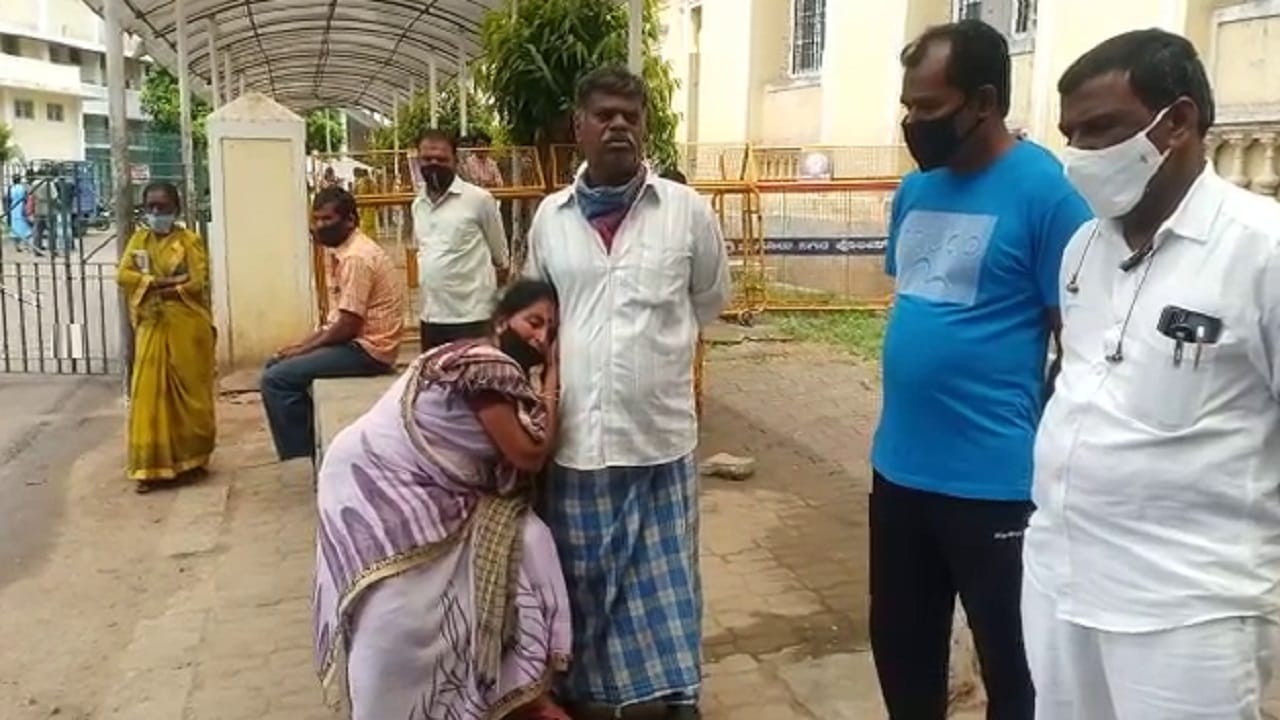 ಚಿಕಿತ್ಸೆ ಸಿಗದೆ ಕೋವಿಡ್ ರಹಿತ ಯುವಕ ಸಾವು, ಆಸ್ಪತ್ರೆ ವಿರುದ್ಧ ಕುಟುಂಬಸ್ಥರ ಆಕ್ರೋಶ ಚಿಕಿತ್ಸೆ ಸಿಗದೆ ಕೋವಿಡ್ ರಹಿತ ಯುವಕ ಸಾವು, ಆಸ್ಪತ್ರೆ ವಿರುದ್ಧ ಕುಟುಂಬಸ್ಥರ ಆಕ್ರೋಶ