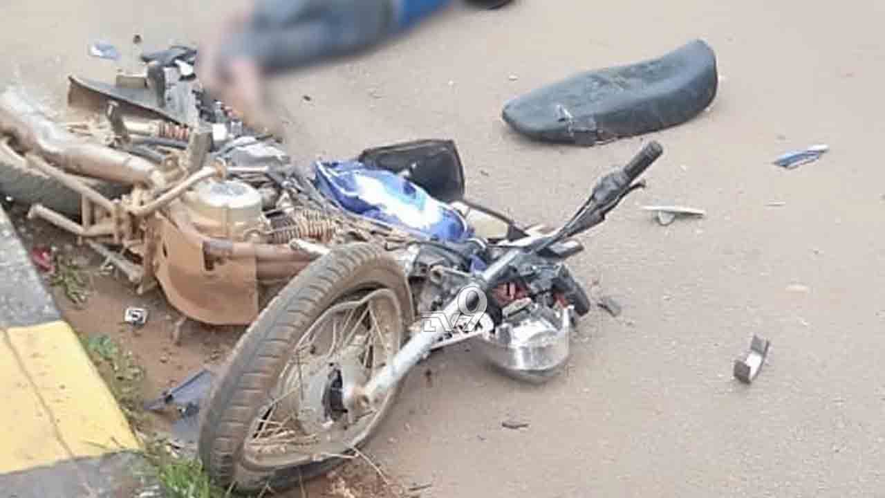 ಬೈಕ್ಗೆ ಅಪರಿಚಿತ ವಾಹನ ಡಿಕ್ಕಿ: ಸ್ಥಳದಲ್ಲೇ ಇಬ್ಬರ ದುರ್ಮರಣ ಬೈಕ್ಗೆ ಅಪರಿಚಿತ ವಾಹನ ಡಿಕ್ಕಿ: ಸ್ಥಳದಲ್ಲೇ ಇಬ್ಬರ ದುರ್ಮರಣ