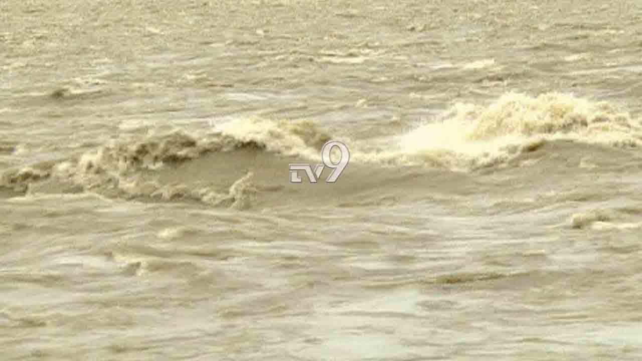 ಕೃಷ್ಣಾ ನದಿಯಲ್ಲಿ ತೆಪ್ಪ ಮುಳುಗಿ ನಾಲ್ವರು ನೀರುಪಾಲು ಕೃಷ್ಣಾ ನದಿಯಲ್ಲಿ ತೆಪ್ಪ ಮುಳುಗಿ ನಾಲ್ವರು ನೀರುಪಾಲು