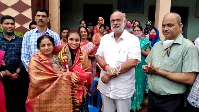 SSLC ಪರೀಕ್ಷೆಯಲ್ಲಿ First Rank ಪಡೆದ ವಿದ್ಯಾರ್ಥಿನಿಗೆ ಸಿಕ್ತು ಆತ್ಮೀಯ ಸನ್ಮಾನ SSLC ಪರೀಕ್ಷೆಯಲ್ಲಿ First Rank ಪಡೆದ ವಿದ್ಯಾರ್ಥಿನಿಗೆ ಸಿಕ್ತು ಆತ್ಮೀಯ ಸನ್ಮಾನ