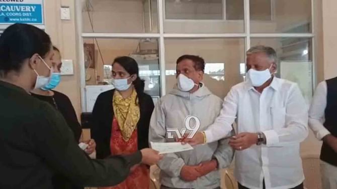 ಮತಾಂತರವಾಯ್ತು ಅಡ್ಡಿ.. ಮೃತ ನಾರಾಯಣಾಚಾರ್ ಪುತ್ರಿಯರಿಂದ ಸರ್ಕಾರದ ಚೆಕ್ ವಾಪಸ್