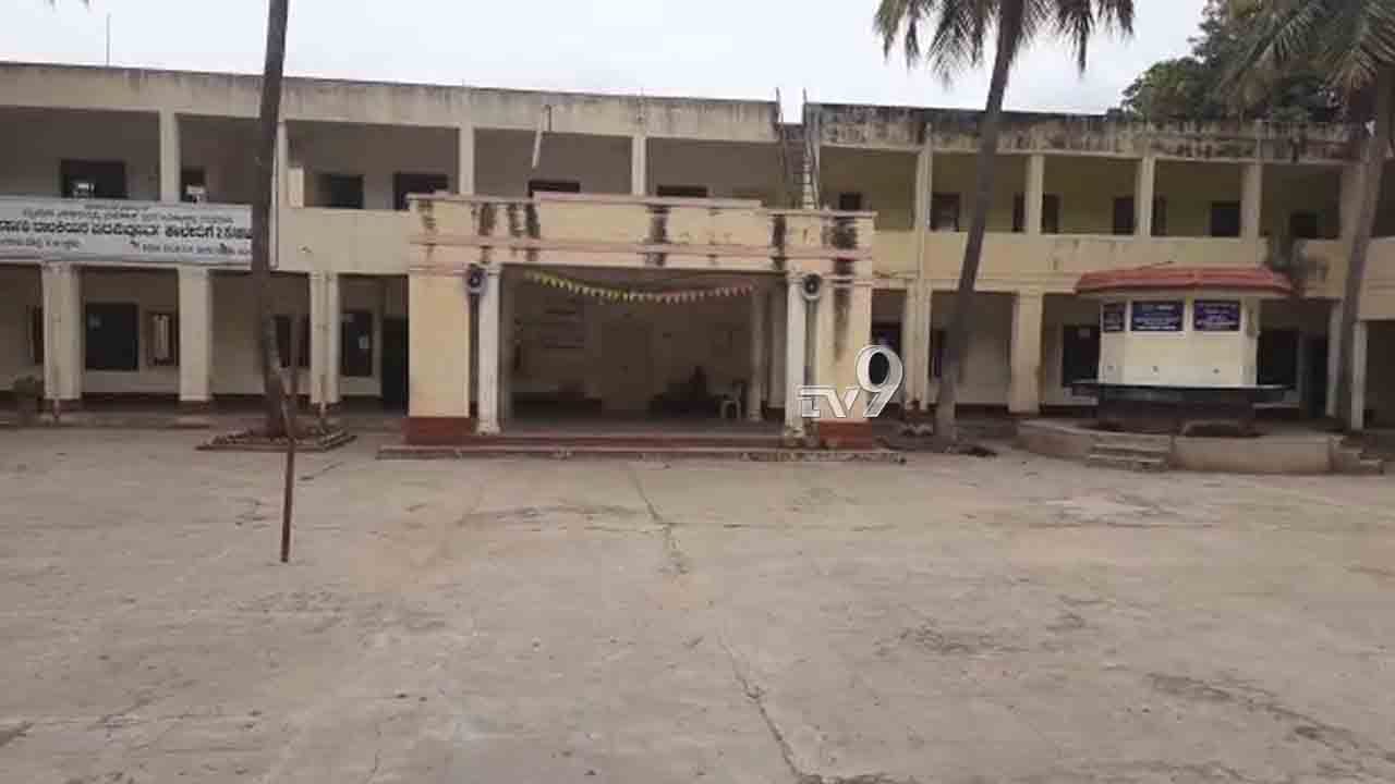 SSLC ಪರೀಕ್ಷೆ: 119 ವಿದ್ಯಾರ್ಥಿಗಳಲ್ಲಿ ಕೇವಲ 30 ಪಾಸ್.. ಶಾಲೆ ವಿರುದ್ಧ ಸಿಡಿದೆದ್ದ ಸ್ಥಳೀಯರು SSLC ಪರೀಕ್ಷೆ: 119 ವಿದ್ಯಾರ್ಥಿಗಳಲ್ಲಿ ಕೇವಲ 30 ಪಾಸ್.. ಶಾಲೆ ವಿರುದ್ಧ ಸಿಡಿದೆದ್ದ ಸ್ಥಳೀಯರು