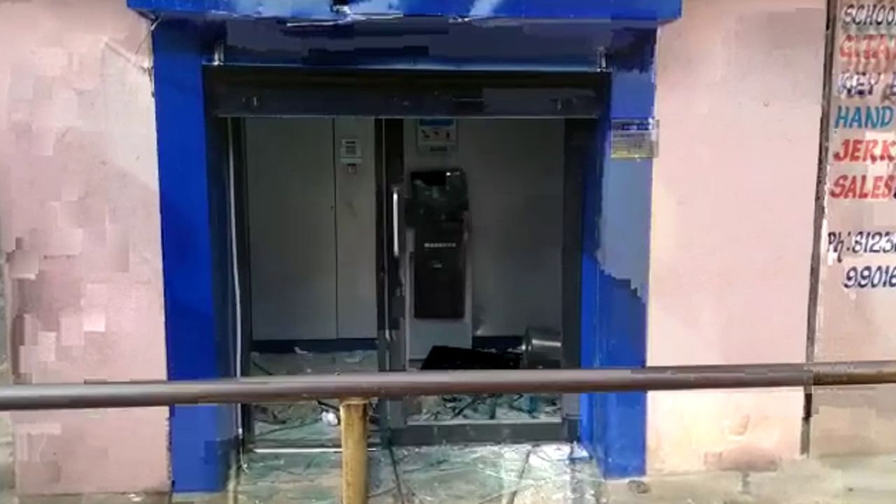 ಓಲ್ಡ್ ಕೆಇಬಿ ರಸ್ತೆಯಲ್ಲಿರುವ ATM ಪುಡಿಪುಡಿ