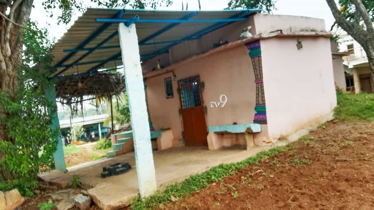 ದೇವಸ್ಥಾನಕ್ಕೆ ಕನ್ನ ಹಾಕಿದ ಖದೀಮರು ಕದ್ದಿದ್ದು ಏನು ಗೊತ್ತಾ? ದೇವಸ್ಥಾನಕ್ಕೆ ಕನ್ನ ಹಾಕಿದ ಖದೀಮರು ಕದ್ದಿದ್ದು ಏನು ಗೊತ್ತಾ?