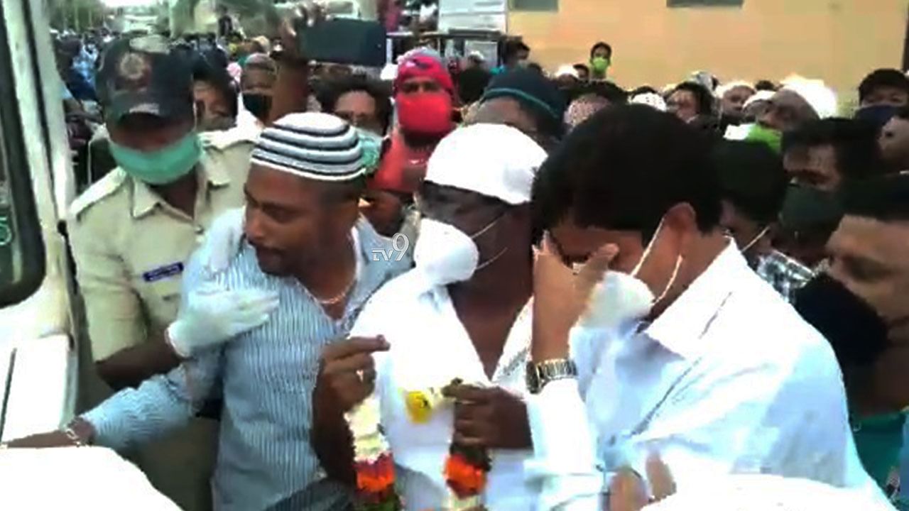 ಬಾಲ್ಯ ಸ್ನೇಹಿತನ ಸಾವಿಗೆ ಬಿಕ್ಕಿ ಬಿಕ್ಕಿ ಅತ್ತ ಸಚಿವ ರಮೇಶ್ ಜಾರಕಿಹೊಳಿ