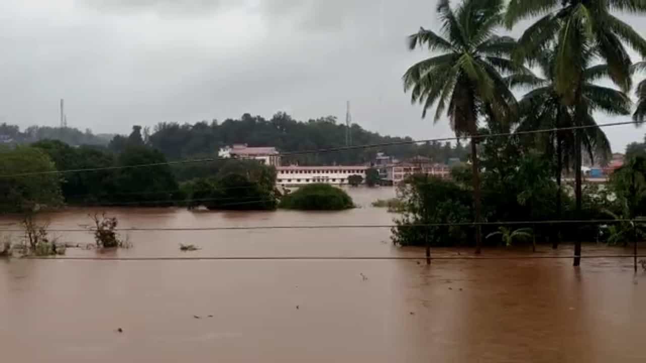 Photos ಶೃಂಗೇರಿ ಪಟ್ಟಣದಲ್ಲಿ ಹಲವು ಮನೆಗಳಿಗೆ ನುಗ್ಗಿದ ತುಂಗಾ ನದಿ ನೀರು Photos ಶೃಂಗೇರಿ ಪಟ್ಟಣದಲ್ಲಿ ಹಲವು ಮನೆಗಳಿಗೆ ನುಗ್ಗಿದ ತುಂಗಾ ನದಿ ನೀರು