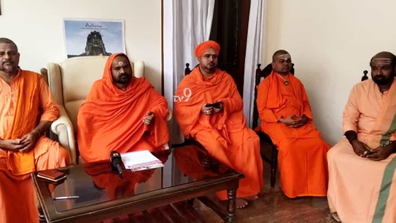 ಬಿಜೆಪಿ ಬೇಗುದಿಗೆ ಸ್ವಾಮೀಜಿಗಳ ಎಂಟ್ರಿ, ಬಿಎಸ್ವೈ ಬೆಂಬಲಕ್ಕೆ10ಕ್ಕೂ ಹೆಚ್ಚು ವೀರಶೈವ ಸ್ವಾಮೀಜಿಗಳು ಬಿಜೆಪಿ ಬೇಗುದಿಗೆ ಸ್ವಾಮೀಜಿಗಳ ಎಂಟ್ರಿ, ಬಿಎಸ್ವೈ ಬೆಂಬಲಕ್ಕೆ10ಕ್ಕೂ ಹೆಚ್ಚು ವೀರಶೈವ ಸ್ವಾಮೀಜಿಗಳು