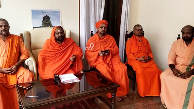 ಬಿಜೆಪಿ ಬೇಗುದಿಗೆ ಸ್ವಾಮೀಜಿಗಳ ಎಂಟ್ರಿ, ಬಿಎಸ್ವೈ ಬೆಂಬಲಕ್ಕೆ10ಕ್ಕೂ ಹೆಚ್ಚು ವೀರಶೈವ ಸ್ವಾಮೀಜಿಗಳು ಬಿಜೆಪಿ ಬೇಗುದಿಗೆ ಸ್ವಾಮೀಜಿಗಳ ಎಂಟ್ರಿ, ಬಿಎಸ್ವೈ ಬೆಂಬಲಕ್ಕೆ10ಕ್ಕೂ ಹೆಚ್ಚು ವೀರಶೈವ ಸ್ವಾಮೀಜಿಗಳು
