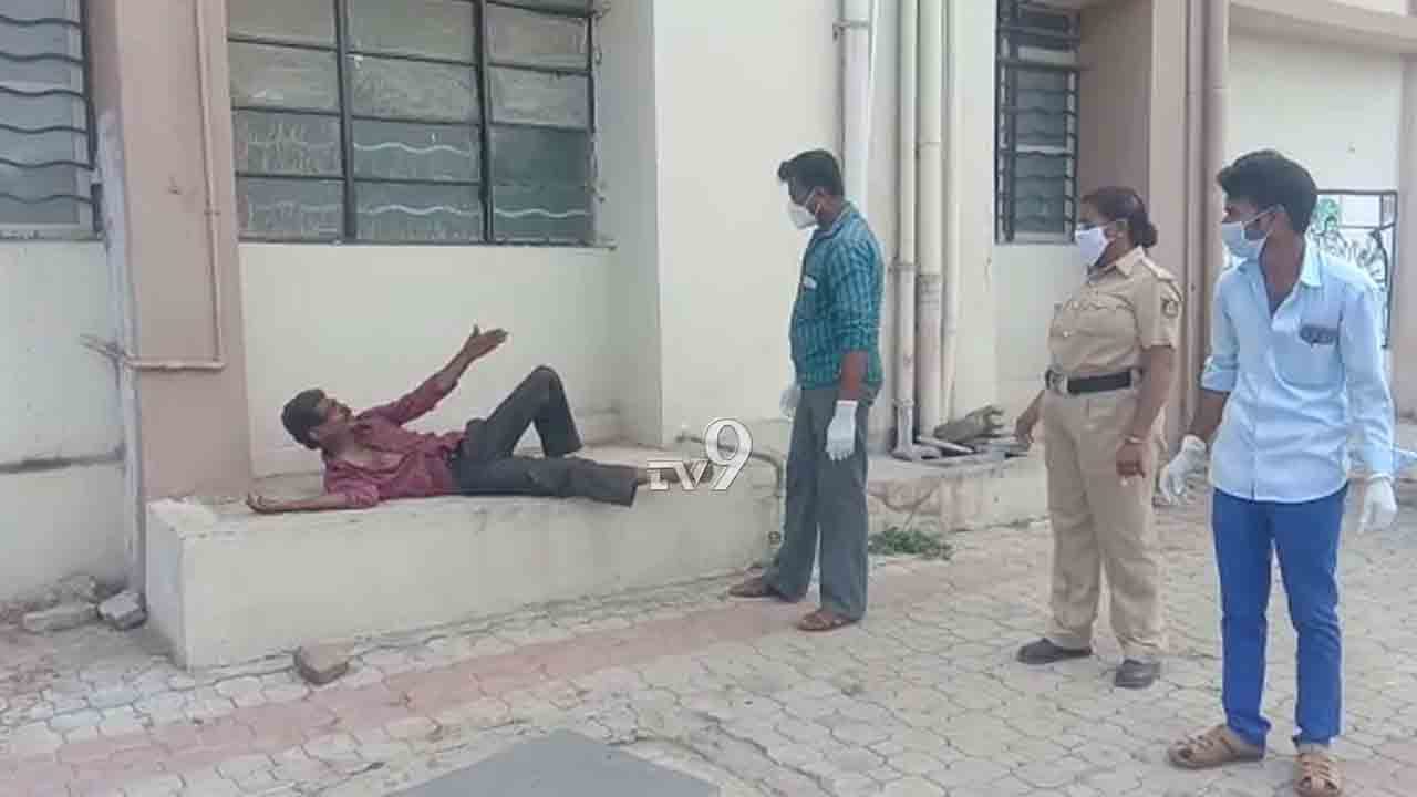 ಏಯ್ ಹೋಗೋ.. ನಂಗೆ Treatment ಬೇಡ -ವೈದ್ಯರಿಗೆ ಗಾಯಗೊಂಡ ಕುಡುಕನ ಆವಾಜ್! ಏಯ್ ಹೋಗೋ.. ನಂಗೆ Treatment ಬೇಡ -ವೈದ್ಯರಿಗೆ ಗಾಯಗೊಂಡ ಕುಡುಕನ ಆವಾಜ್!