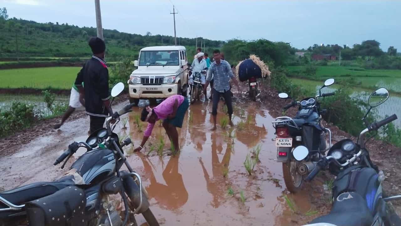 ವರ್ಷಗಳಿಂದ ಆಗದ ರಸ್ತೆ ದುರಸ್ತಿ: ಕಿತ್ತು ಹೋದ ರಸ್ತೆಯಲ್ಲಿ ಭತ್ತ ನಾಟಿ..