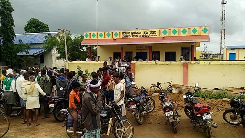 ಕೃಷಿ ಸಚಿವರ ಜಿಲ್ಲೆಯಲ್ಲೇ ಗೊಬ್ಬರ ಸಿಗ್ತಿಲ್ಲ: ರೈತರ ಬದಲು ಕ್ಯೂನಲ್ಲಿ ನಿಂತವರು ಯಾರು ನೋಡಿ!
