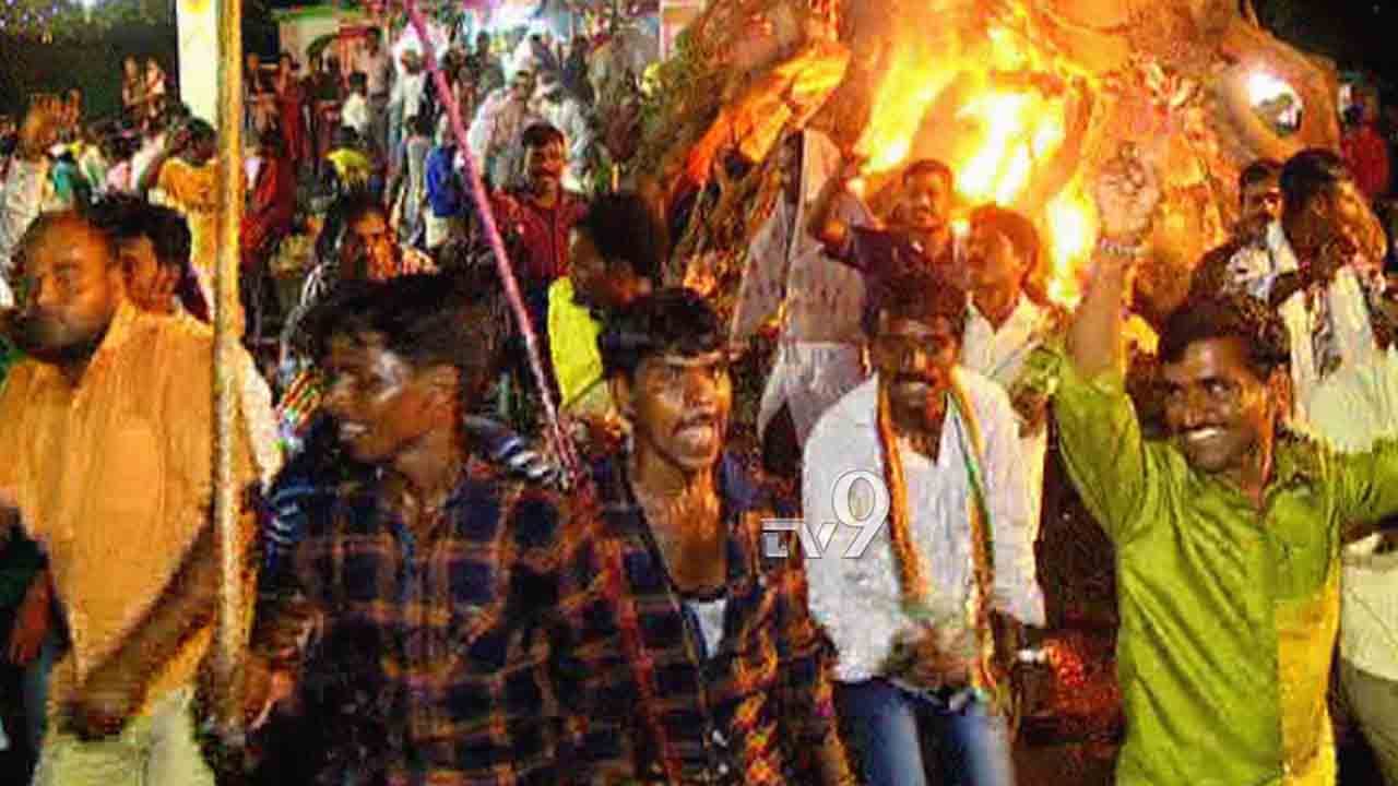 ಮೊಹರಂ ಅಲೈ ಕುಣಿತದ ವೇಳೆ ವ್ಯಕ್ತಿಯ ಬರ್ಬರ ಕೊಲೆ ಮೊಹರಂ ಅಲೈ ಕುಣಿತದ ವೇಳೆ ವ್ಯಕ್ತಿಯ ಬರ್ಬರ ಕೊಲೆ