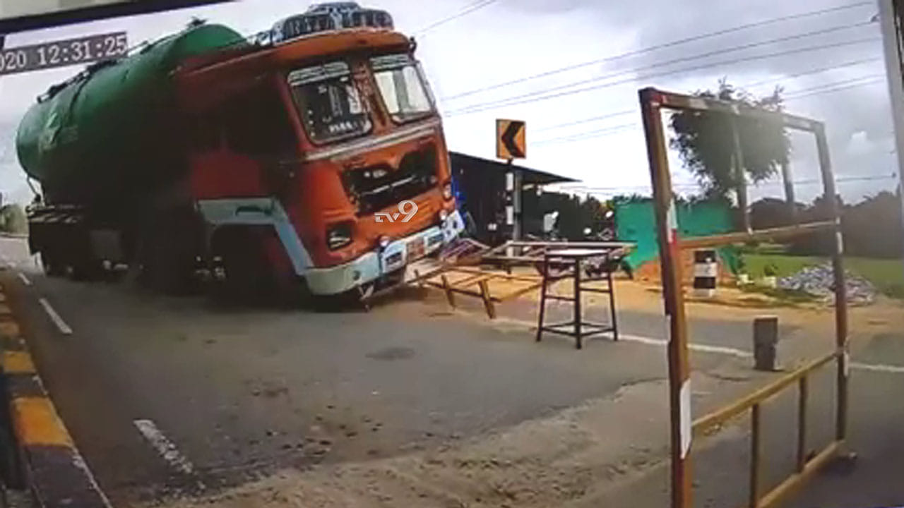 ಕುಡುಕ ಲಾರಿ ಚಾಲಕನ ಹಾವಳಿ: ಕೂದಲೆಳೆ ಅಂತರದಲ್ಲಿ ತಪ್ಪಿದ ‘ಆಕ್ಸಿಡೆಂಟ್’ ಕುಡುಕ ಲಾರಿ ಚಾಲಕನ ಹಾವಳಿ: ಕೂದಲೆಳೆ ಅಂತರದಲ್ಲಿ ತಪ್ಪಿದ ‘ಆಕ್ಸಿಡೆಂಟ್’