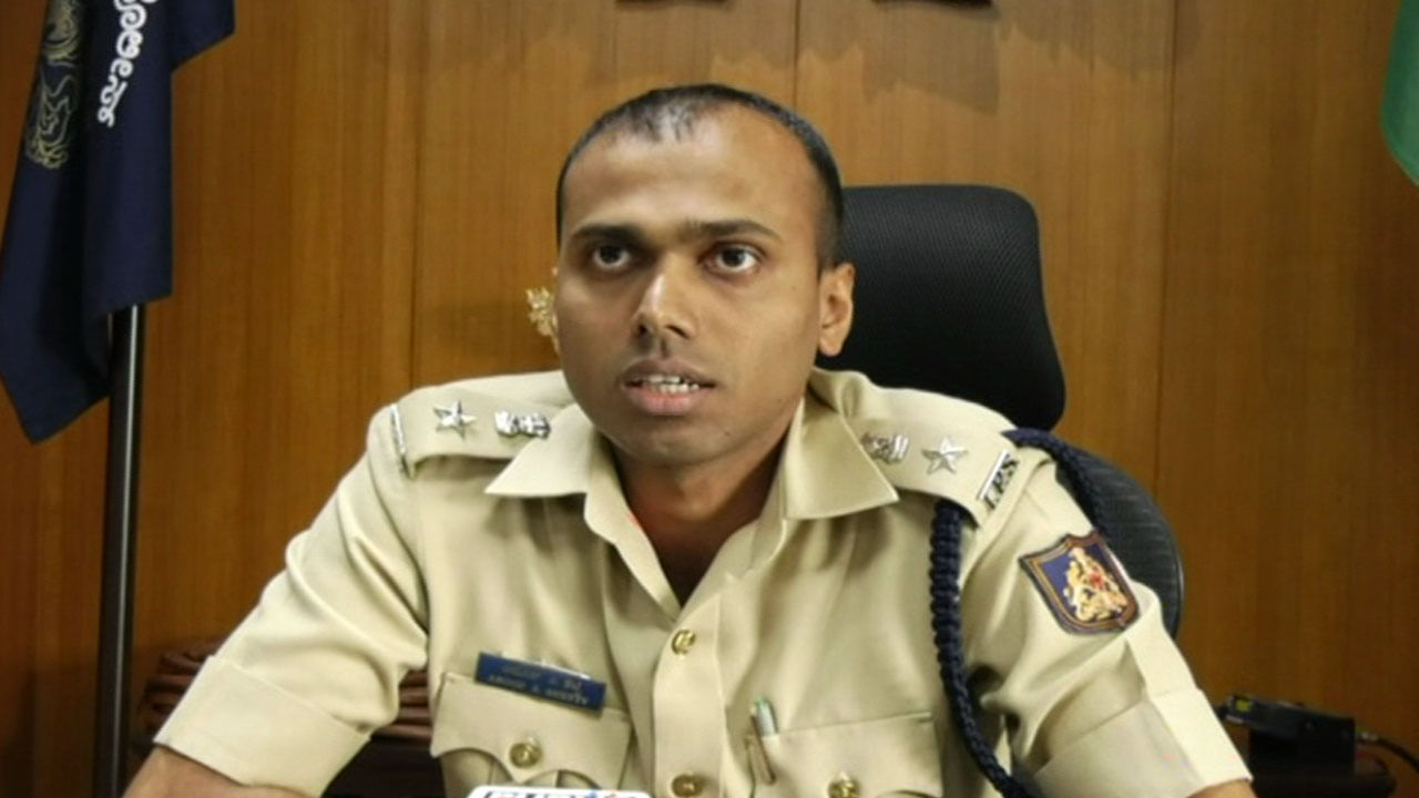 ಕ್ರಿಮಿನಲ್ ಪ್ರಕರಣಗಳಲ್ಲಿ ಭಾಗಿ ಹಿನ್ನೆಲೆ, ಇಬ್ಬರು ಪೇದೆಗಳಿಗೆ SP ಅನೂಪ್ ಕೊಟ್ಟರು ತಕ್ಕ ಶಿಕ್ಷೆ! ಕ್ರಿಮಿನಲ್ ಪ್ರಕರಣಗಳಲ್ಲಿ ಭಾಗಿ ಹಿನ್ನೆಲೆ, ಇಬ್ಬರು ಪೇದೆಗಳಿಗೆ SP ಅನೂಪ್ ಕೊಟ್ಟರು ತಕ್ಕ ಶಿಕ್ಷೆ!