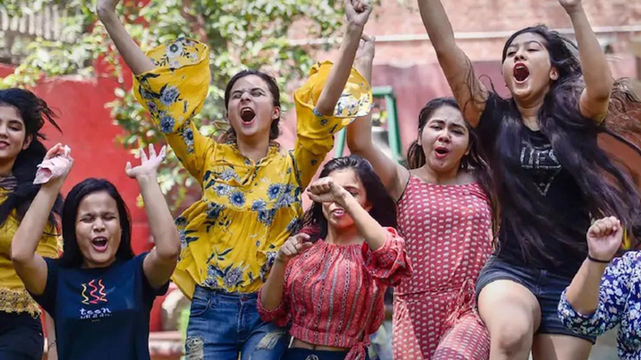 ಫರ್ಸ್ಟ್ ಕ್ಲಾಸ್ ಪಾಸಾಗಿರುವ ಬಾಲಕಿಯರಿಗೆ ಸ್ಕೂಟರ್ ಗಿಫ್ಟ್ ನೀಡಲಿದೆ ಸರ್ಕಾರ! ಫರ್ಸ್ಟ್ ಕ್ಲಾಸ್ ಪಾಸಾಗಿರುವ ಬಾಲಕಿಯರಿಗೆ ಸ್ಕೂಟರ್ ಗಿಫ್ಟ್ ನೀಡಲಿದೆ ಸರ್ಕಾರ!