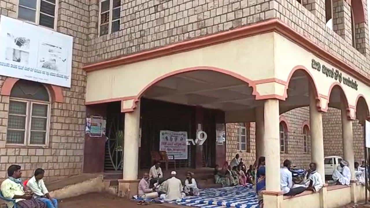 ವರ್ಷ ಕಳೆದರೂ ಕೈ ಸೇರದ ನೆರೆ ಪರಿಹಾರ, ಪ್ರತಿಭಟನೆ ನಿರತರಲ್ಲಿ ಮಹಿಳೆ ಅಸ್ವಸ್ಥ ವರ್ಷ ಕಳೆದರೂ ಕೈ ಸೇರದ ನೆರೆ ಪರಿಹಾರ, ಪ್ರತಿಭಟನೆ ನಿರತರಲ್ಲಿ ಮಹಿಳೆ ಅಸ್ವಸ್ಥ