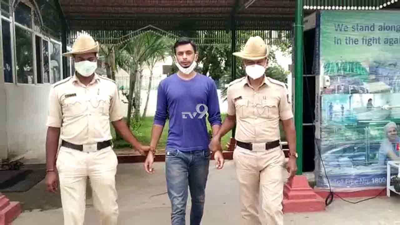 ಜಾಲತಾಣಗಳಲ್ಲಿ ಒಂಟಿ ಯುವತಿಯರ ಬೇಟೆ: ಹಣ ಪಡೆದು ವಂಚಿಸುತ್ತಿದ್ದ ಆರೋಪಿ ಸೆರೆ ಜಾಲತಾಣಗಳಲ್ಲಿ ಒಂಟಿ ಯುವತಿಯರ ಬೇಟೆ: ಹಣ ಪಡೆದು ವಂಚಿಸುತ್ತಿದ್ದ ಆರೋಪಿ ಸೆರೆ