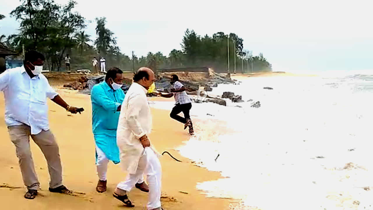 ಕಡಲತೀರದಲ್ಲಿ ಸಚಿವ ಬೊಮ್ಮಾಯಿ ಅಪಾಯದಿಂದ ಪಾರು, ನಡೆದದ್ದಾದರೂ ಏನು? ಕಡಲತೀರದಲ್ಲಿ ಸಚಿವ ಬೊಮ್ಮಾಯಿ ಅಪಾಯದಿಂದ ಪಾರು, ನಡೆದದ್ದಾದರೂ ಏನು?