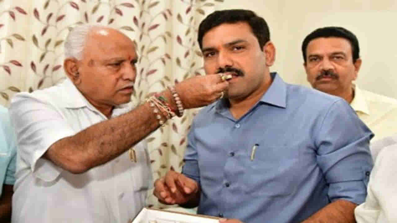 ‘CM ಪುತ್ರ ವಿಜಯೇಂದ್ರ ವಿರುದ್ಧ ಭ್ರಷ್ಟಾಚಾರ ಆರೋಪ, ದೆಹಲಿಯಲ್ಲಿ ದಾಖಲೆ ಬಿಡುಗಡೆ’