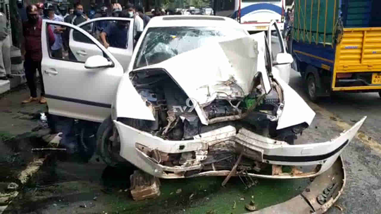 Race ಮಾಡೋಕೆ ಹೋಗಿ ಮರಕ್ಕೆ ಗುದ್ದಿದ.. ಕಾರು ಜಖಂ, ಚಾಲಕ ಆಸ್ಪತ್ರೆಗೆ ದಾಖಲು