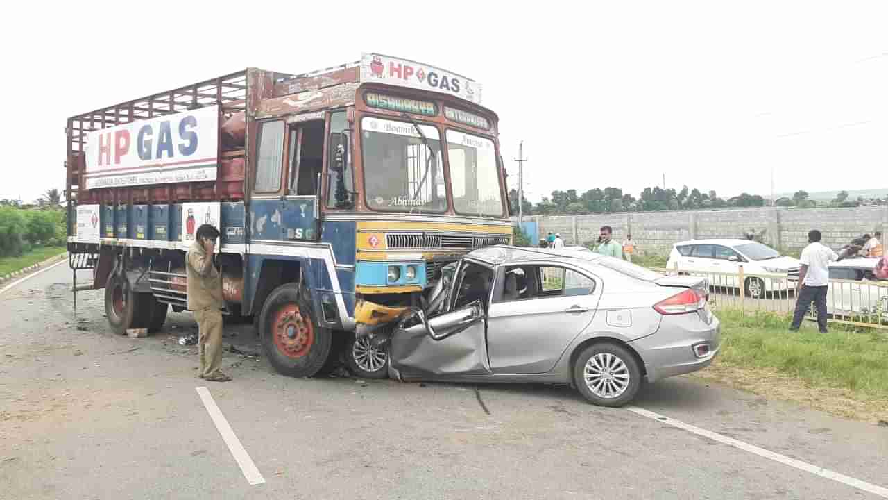 ಡಿವೈಡರ್ ಹಾರಿದ ಕಾರು ಲಾರಿಗೆ ಡಿಕ್ಕಿ, ಕಾರಿನಲ್ಲಿದ್ದ ಬೆಂಗಳೂರಿನ ಇಬ್ಬರು ಸ್ಥಳದಲ್ಲೇ ಸಾವು