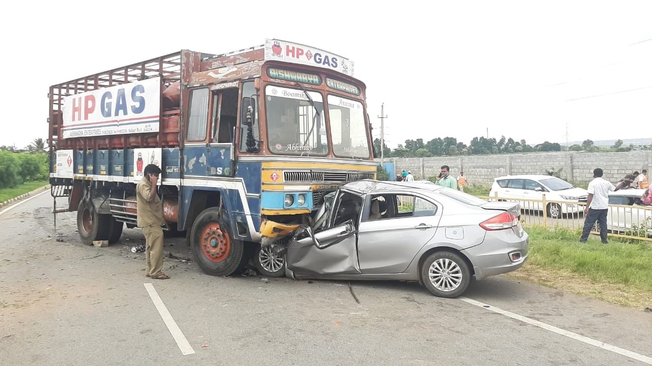 ಡಿವೈಡರ್ ಹಾರಿದ ಕಾರು ಲಾರಿಗೆ ಡಿಕ್ಕಿ, ಕಾರಿನಲ್ಲಿದ್ದ ಬೆಂಗಳೂರಿನ ಇಬ್ಬರು ಸ್ಥಳದಲ್ಲೇ ಸಾವು ಡಿವೈಡರ್ ಹಾರಿದ ಕಾರು ಲಾರಿಗೆ ಡಿಕ್ಕಿ, ಕಾರಿನಲ್ಲಿದ್ದ ಬೆಂಗಳೂರಿನ ಇಬ್ಬರು ಸ್ಥಳದಲ್ಲೇ ಸಾವು