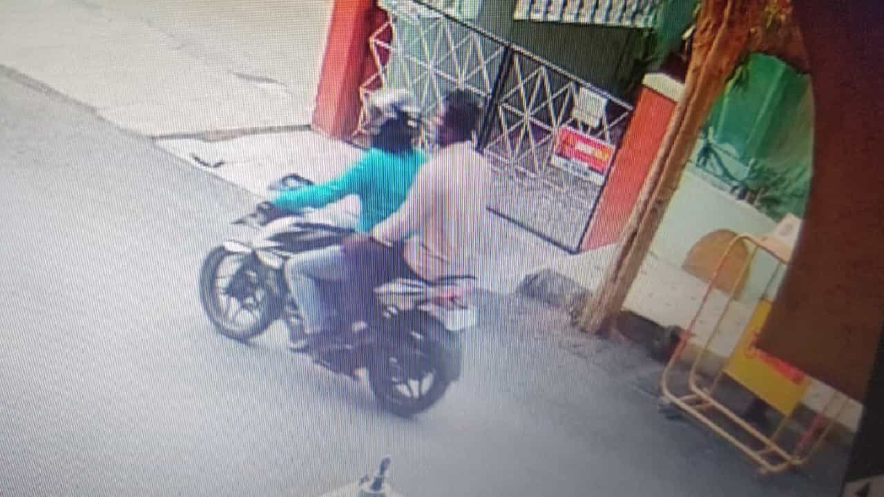 1 ವಾರದಲ್ಲಿ 10 ಸರಗಳ್ಳತನ: ಗುಂಡು ಹಾರಿಸಿ ಇಬ್ಬರ ಬಂಧನ 1 ವಾರದಲ್ಲಿ 10 ಸರಗಳ್ಳತನ: ಗುಂಡು ಹಾರಿಸಿ ಇಬ್ಬರ ಬಂಧನ