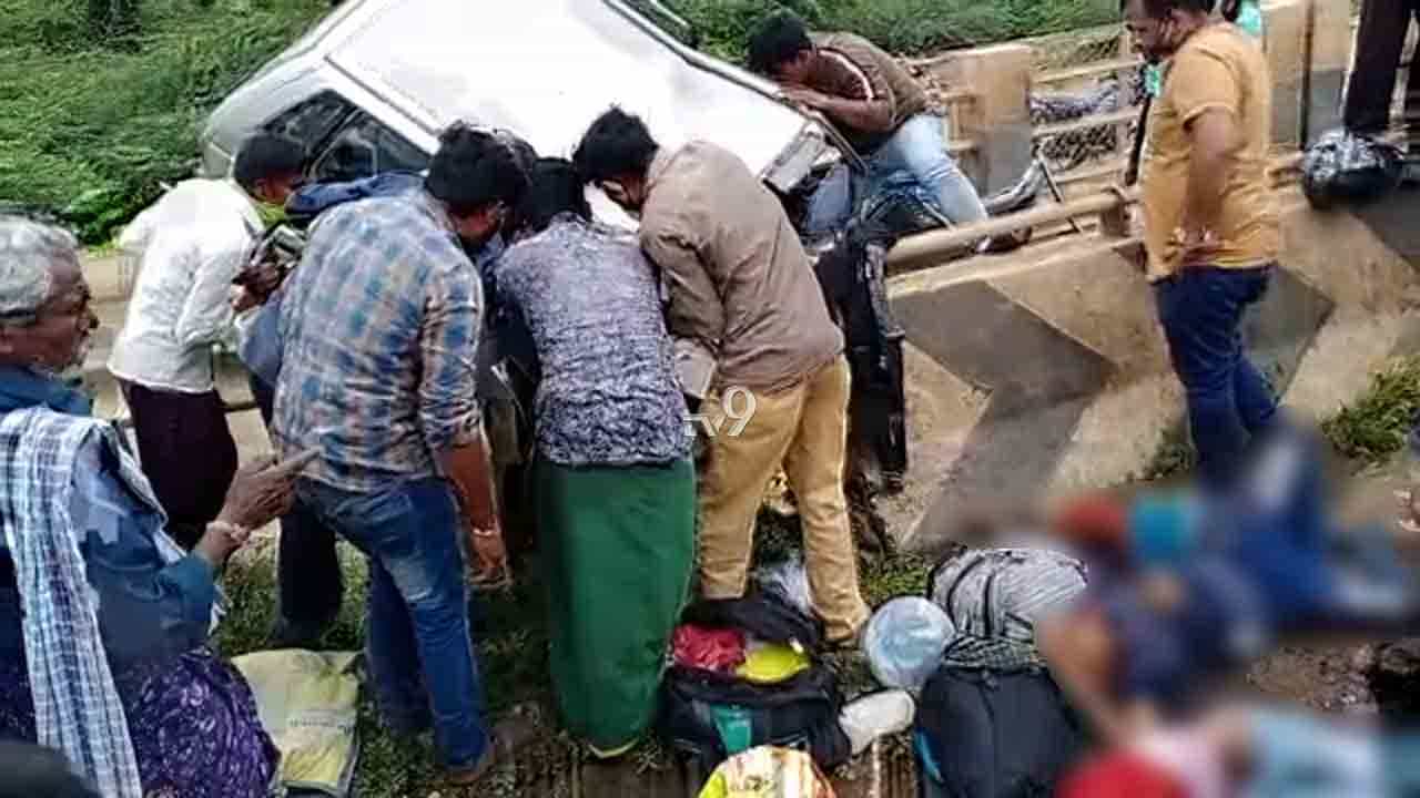 ಮಾರುತಿ ಕಾರ್ ಪಲ್ಟಿ: ಸ್ಥಳದಲ್ಲೇ ಇಬ್ಬರ ಸಾವು, ಐವರು ಗಂಭೀರ ಮಾರುತಿ ಕಾರ್ ಪಲ್ಟಿ: ಸ್ಥಳದಲ್ಲೇ ಇಬ್ಬರ ಸಾವು, ಐವರು ಗಂಭೀರ