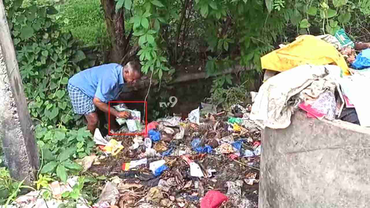 ಜನರಿಗೆ ತಲುಪಬೇಕಿದ್ದ ಆಯುಷ್ಮಾನ್ ಭಾರತ್ ಕಾರ್ಡ್ಗಳು ಚರಂಡಿ ಪಾಲು!