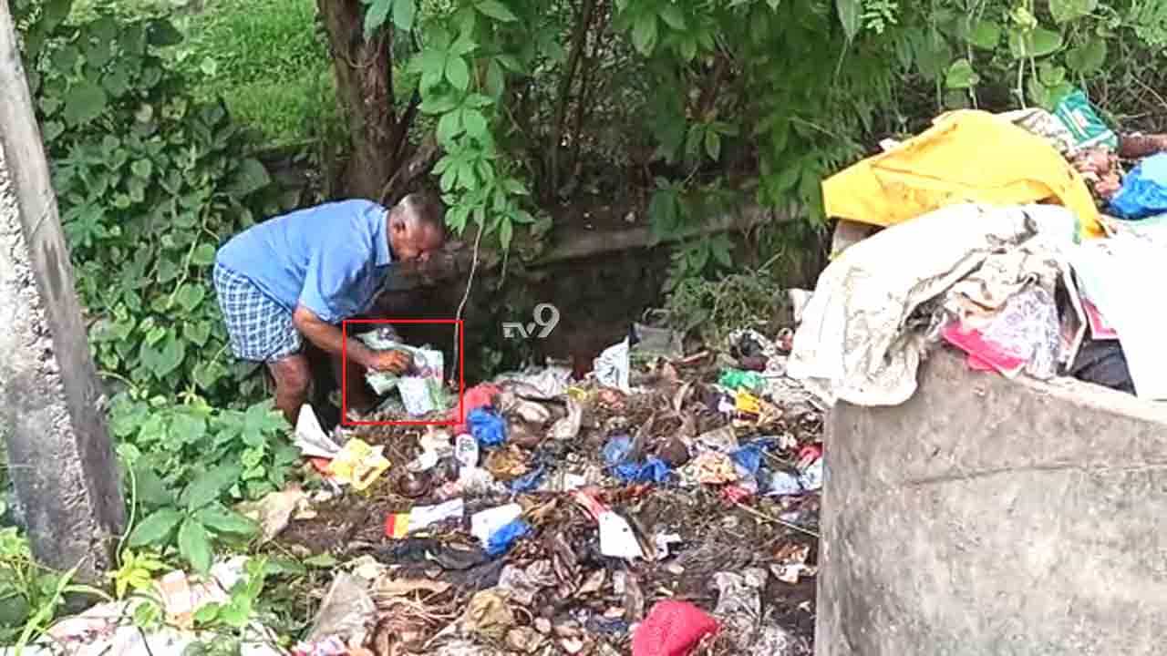 ಜನರಿಗೆ ತಲುಪಬೇಕಿದ್ದ ಆಯುಷ್ಮಾನ್ ಭಾರತ್ ಕಾರ್ಡ್ಗಳು ಚರಂಡಿ ಪಾಲು! ಜನರಿಗೆ ತಲುಪಬೇಕಿದ್ದ ಆಯುಷ್ಮಾನ್ ಭಾರತ್ ಕಾರ್ಡ್ಗಳು ಚರಂಡಿ ಪಾಲು!