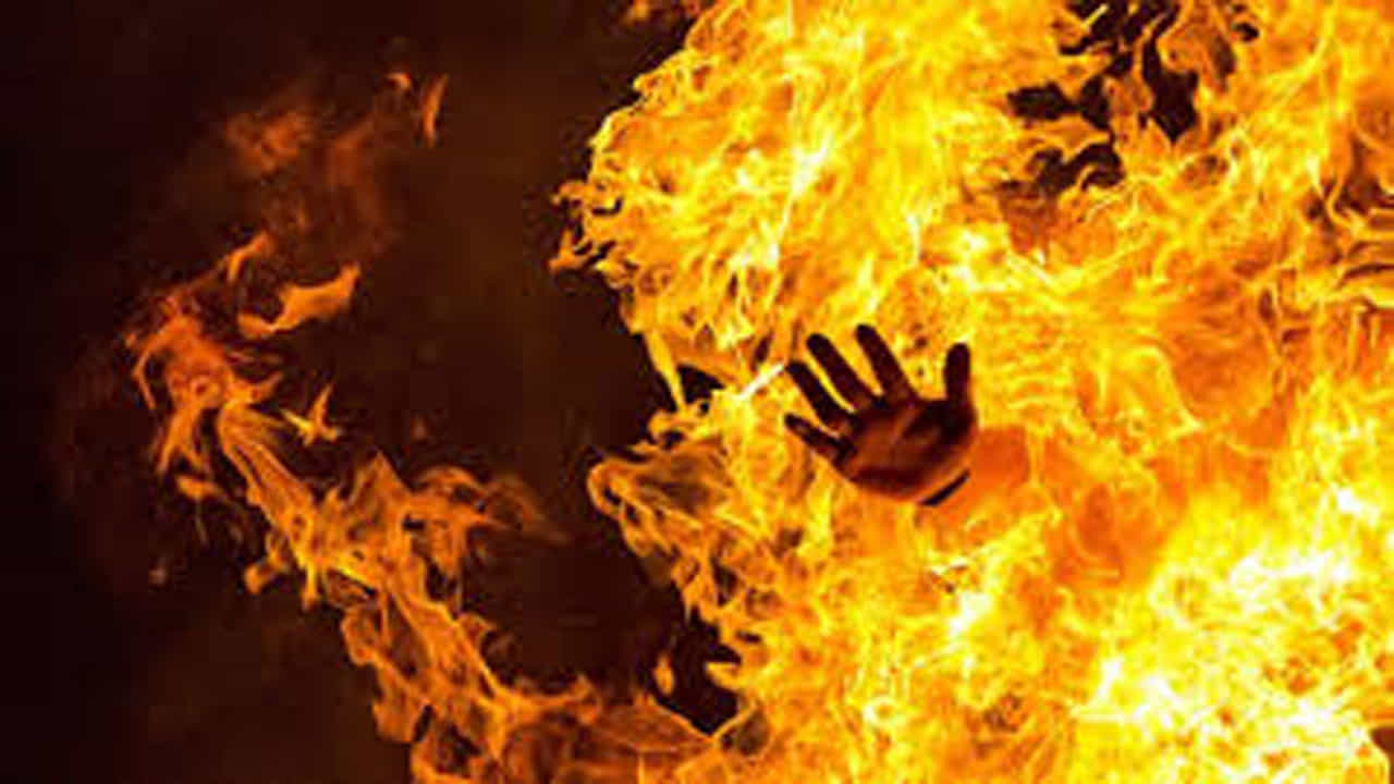 ಪಟಾಕಿ ಕಾರ್ಖಾನೆಯಲ್ಲಿ ಬೆಂಕಿ, 7 ಕ್ಕೂ ಅಧಿಕ ಮಂದಿ ಸಜೀವ ದಹನ ಪಟಾಕಿ ಕಾರ್ಖಾನೆಯಲ್ಲಿ ಬೆಂಕಿ, 7 ಕ್ಕೂ ಅಧಿಕ ಮಂದಿ ಸಜೀವ ದಹನ
