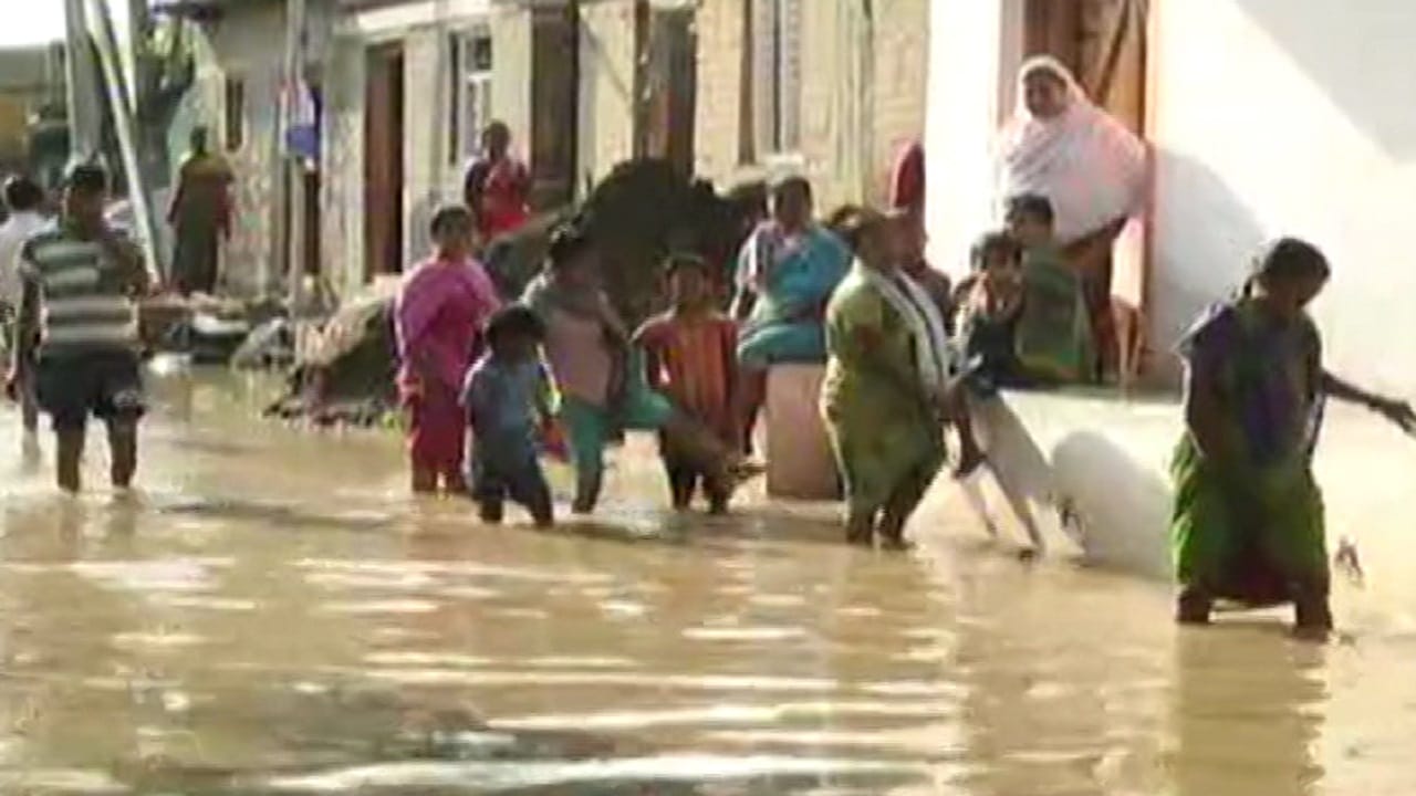 ಪ್ರವಾಹಕ್ಕೆ ಮುಳುಗಿ ಹೋದ ಬದುಕು: ಜಿಲ್ಲಾಡಳಿತ, ಜನಪ್ರತಿನಿಧಿಗಳ ಮೇಲೆ ಮಹಿಳೆ ಆಕ್ರೋಶ ಪ್ರವಾಹಕ್ಕೆ ಮುಳುಗಿ ಹೋದ ಬದುಕು: ಜಿಲ್ಲಾಡಳಿತ, ಜನಪ್ರತಿನಿಧಿಗಳ ಮೇಲೆ ಮಹಿಳೆ ಆಕ್ರೋಶ