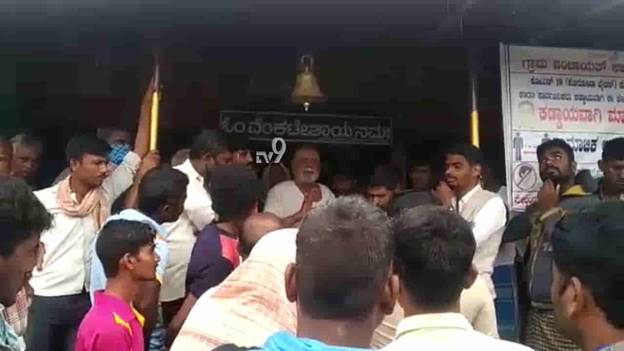 ನಾವೆಲ್ಲೂ ಹೋಗಲ್ಲ..ಇಲ್ಲೇ ಶೆಡ್ ಹಾಕಿಕೊಡಿ : ಪ್ರವಾಹದ ಭೀತಿಯ ಮಧ್ಯೆಯೂ ಗ್ರಾಮಸ್ಥರ ಹಠ